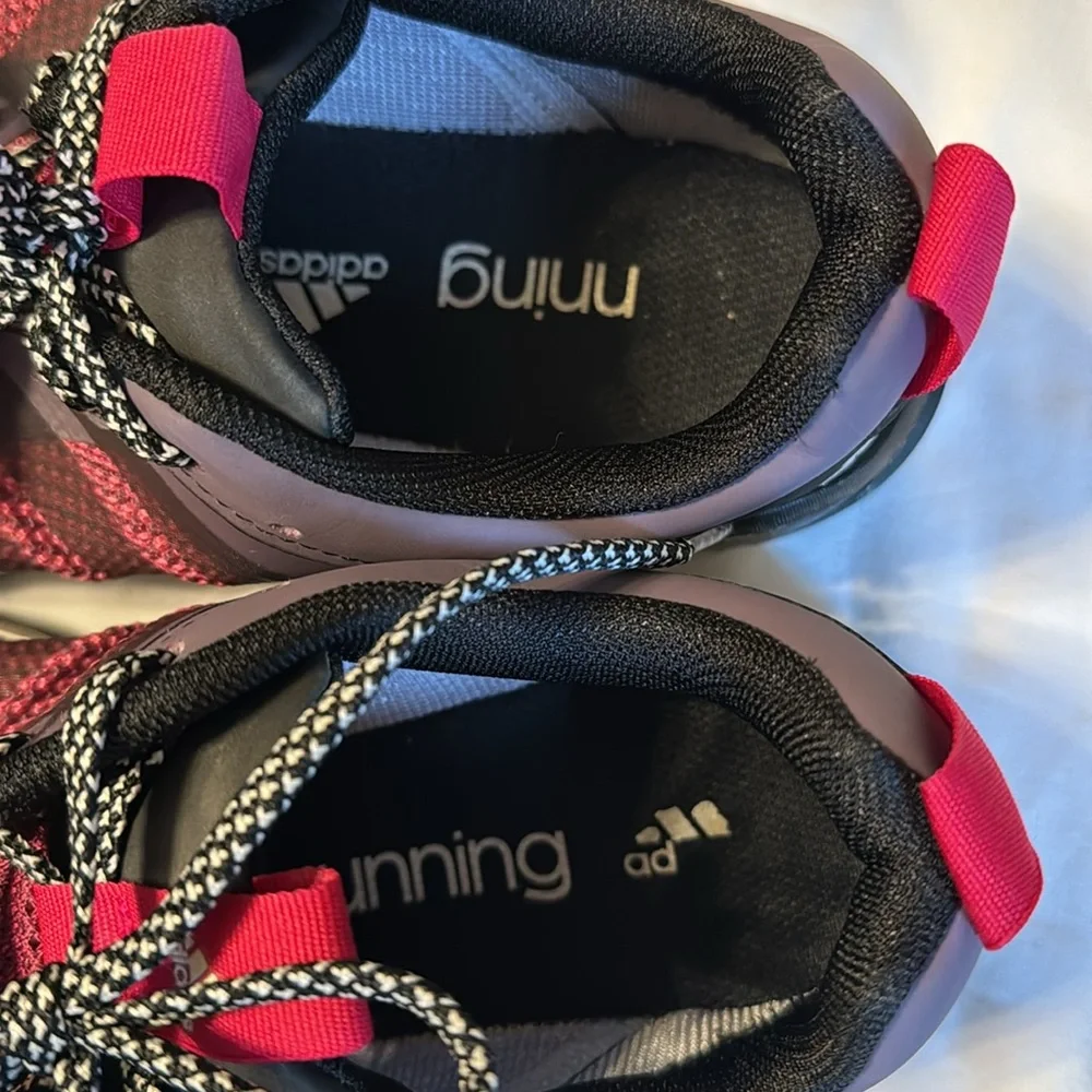 Women’s Adidas TRAXION size 8 running KANADIA TR7 pink, purple, black white EUC - Picture 2 of 7